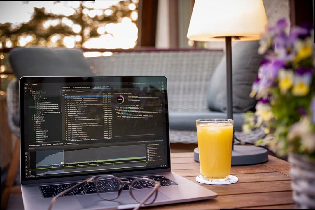 가맹관리사 프리랜서 전문가가 노트북으로 일하는 이미지