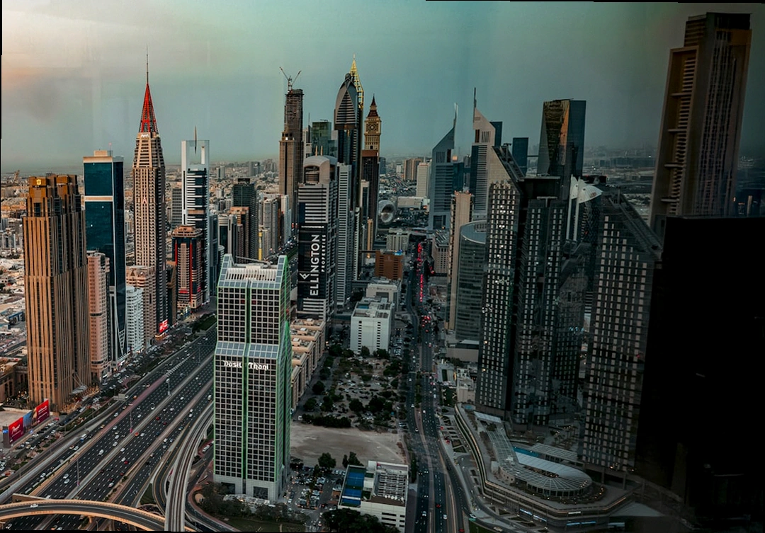 미래 지향적인 IT 기술이 융합된 도시 풍경과 정보처리기사 역할