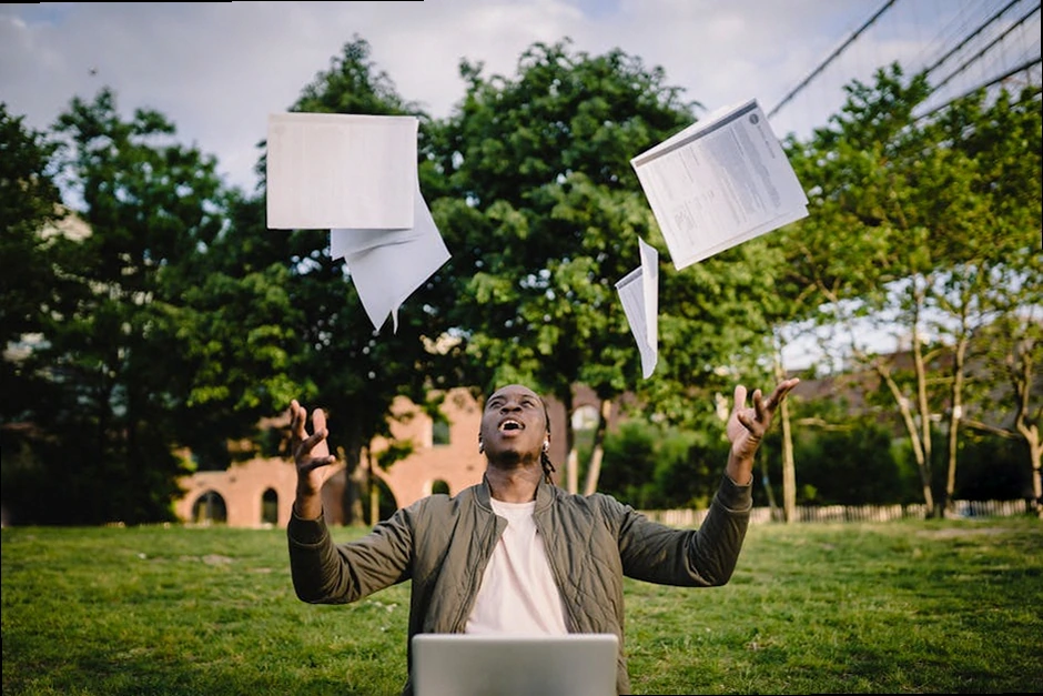 사회복지사 1급 2026년 24회 필기 시험에 합격해 기뻐하는 사람