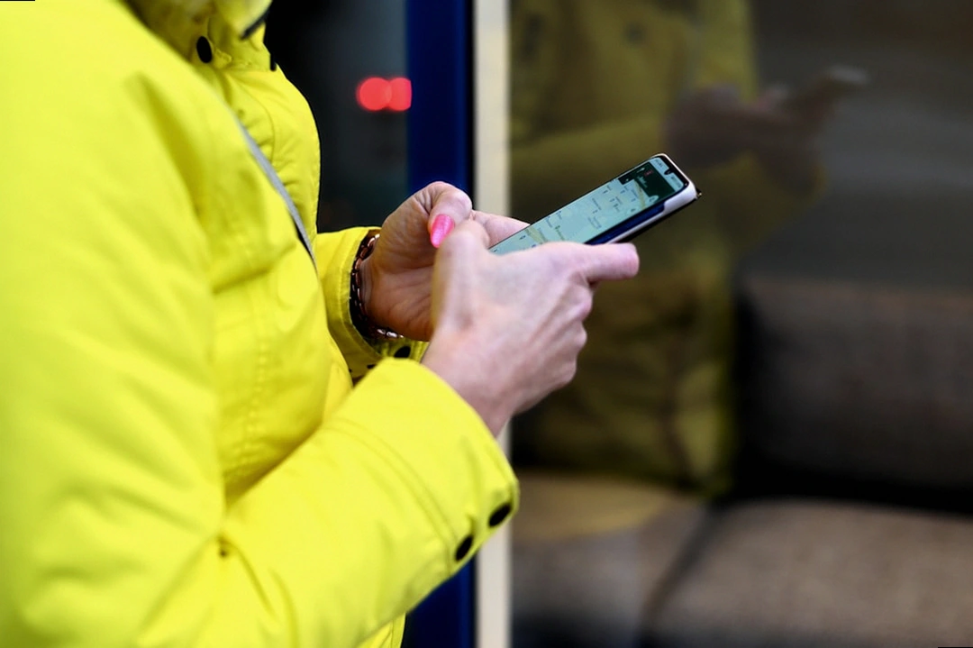 모바일 기기로 시험 관련 정보를 확인하는 모습